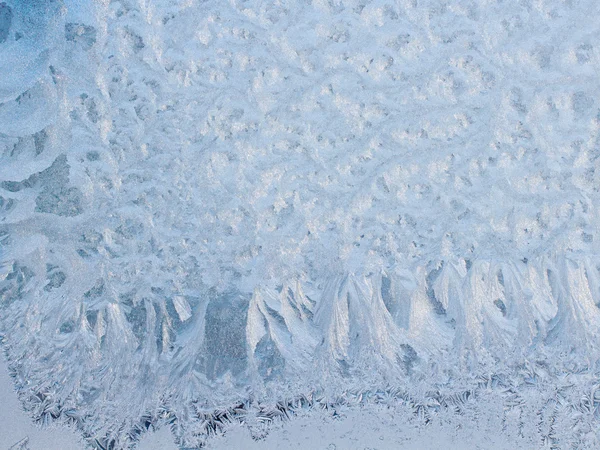 Modèle naturel givré sur la fenêtre d'hiver — Photo