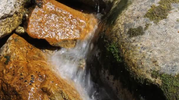 Corriente de agua . — Vídeo de stock