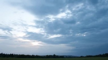 bulutlar günbatımı.