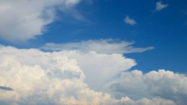 Nuages de pluie se déplaçant rapidement sur le ciel bleu . — Video