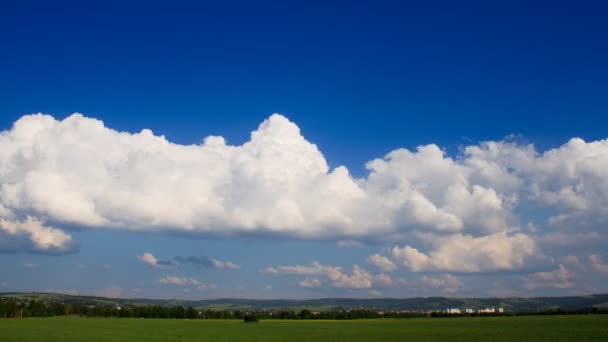 Nuages blancs se déplaçant rapidement sur le ciel bleu . — Video