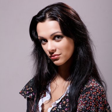 sağlıklı uzun saçlı esmer güzel.