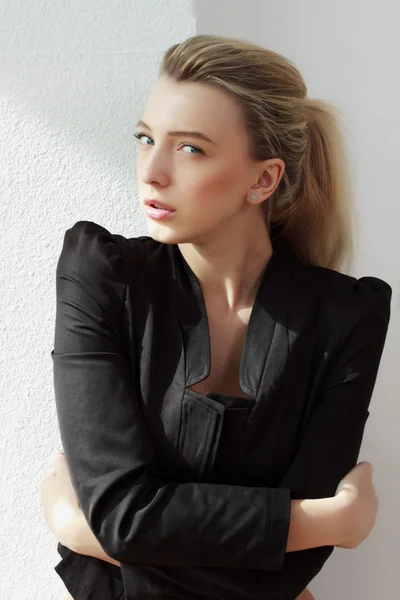 Retrato de la hermosa joven en el estudio . — Foto de Stock