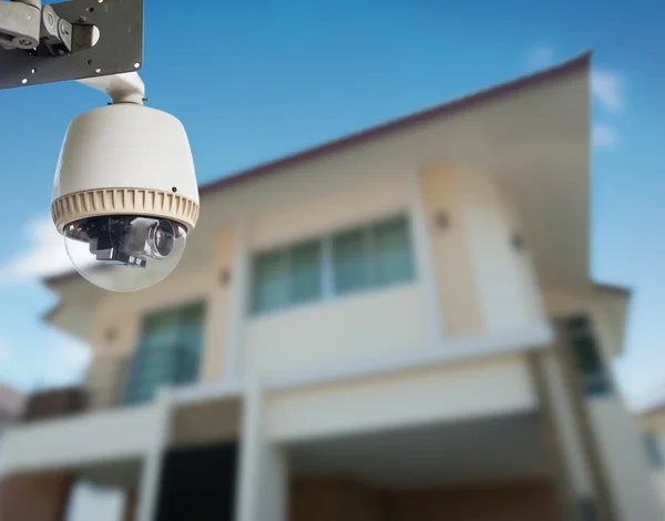 CCTV kamera arka planda bir ev — Stok fotoğraf