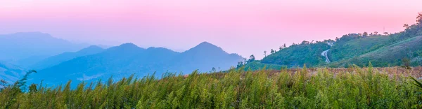 Пейзажна сцена гори на світанку з красивим небом заходу сонця — стокове фото