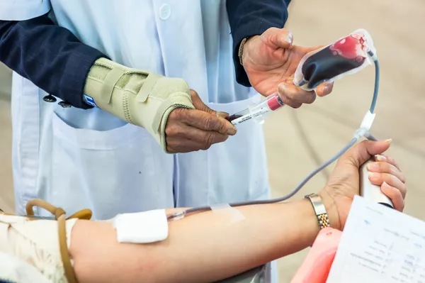 从献血中采集血液样本的工作人员 — 图库照片
