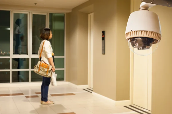 Câmera CCTV operando na frente do elevador — Fotografia de Stock