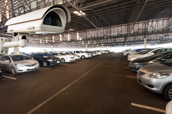 Kamera CCTV beroperasi di garasi atau tempat parkir mobil — Stok Foto