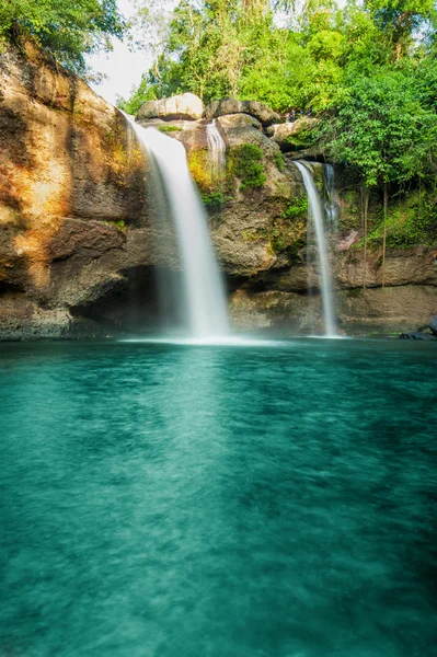 Cachoeira Haew Su thad com túnel no parque nacional Khao Yai, Tailândia — Fotografia de Stock