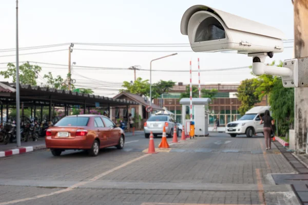 CCTV camera werkzaam bij gate — Stockfoto