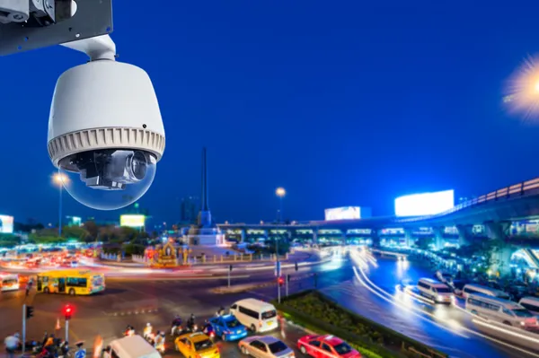 Câmera CCTV operando na estrada detectando tráfego — Fotografia de Stock