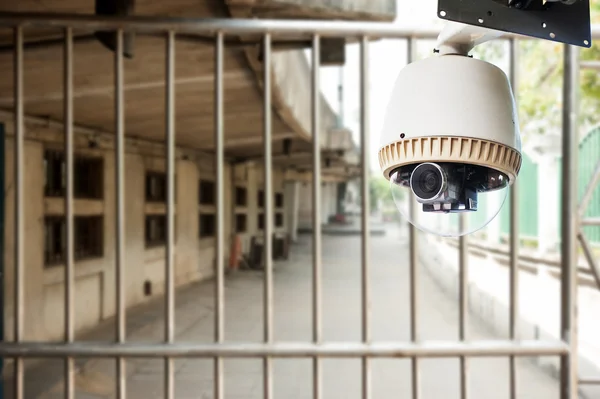 CCTV Funzionamento dietro una recinzione — Foto Stock