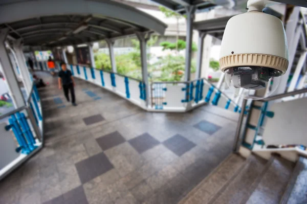 CCTV s pěší cestou nebo nadjezdu v pozadí — Stock fotografie