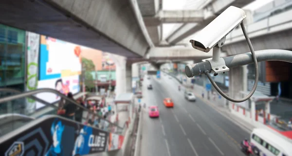 Câmera CCTV operando na estrada detectando tráfego — Fotografia de Stock