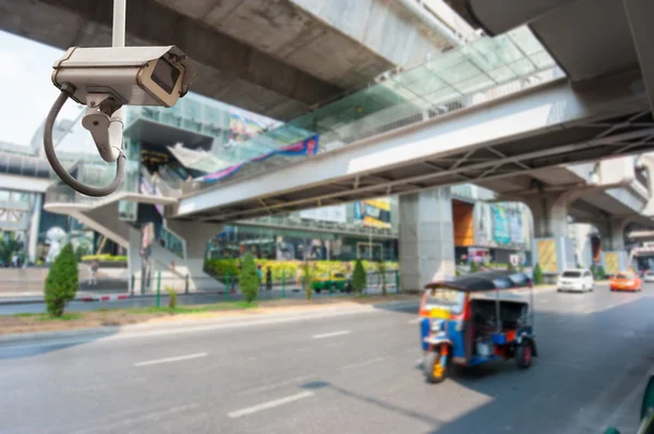Câmera CCTV operando na estrada detectando tráfego — Fotografia de Stock