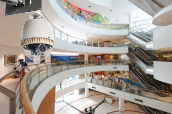 Videocamera a circuito chiuso che opera all'interno di una stazione o di un grande magazzino — Foto Stock