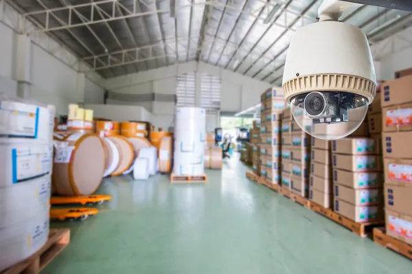 Caméra CCTV Fonctionnant à l'intérieur entrepôt ou usine — Photo