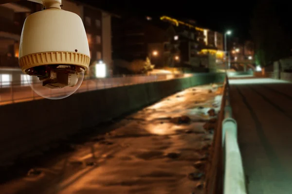 夜に都市の運河と道路で動作している cctv カメラ — ストック写真