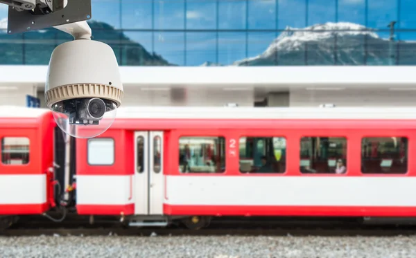 CCTV kamera drift med järnvägsstationen i bakgrunden — Stockfoto