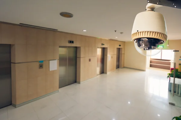 Câmera CCTV operando na frente do elevador e fireexit — Fotografia de Stock