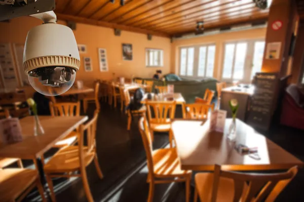リビング ルームやレストランで動作している cctv カメラ — ストック写真