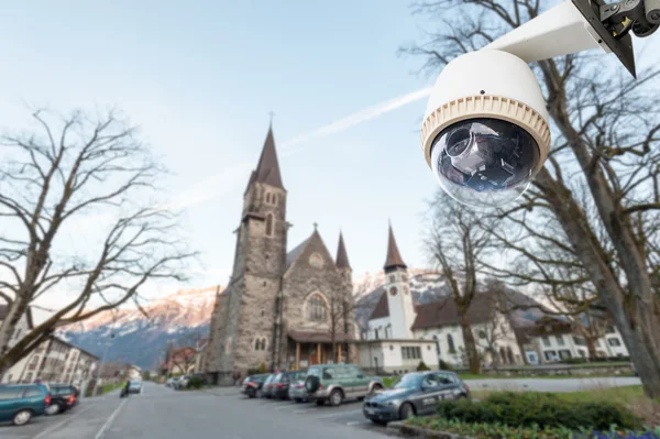 CCTV kamera drift med kyrkan i bakgrunden — Stockfoto