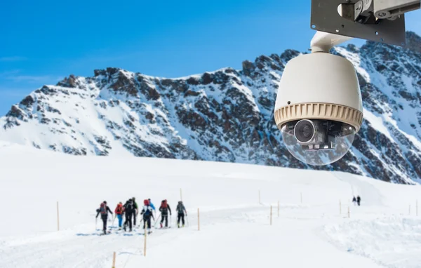 CCTV kamery pracující s lidmi v bac na snow mountain — Stock fotografie