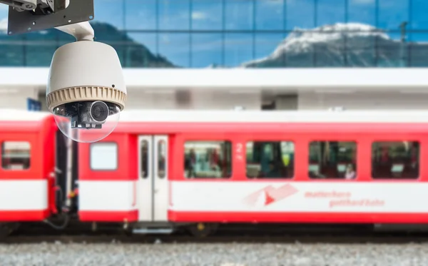 Caméra CCTV Fonctionnement avec la gare en arrière-plan — Photo