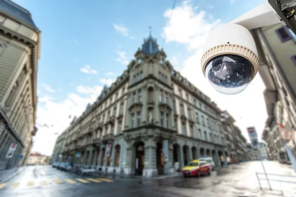 CCTV kamera drift med utsikt över staden i bakgrunden — Stockfoto