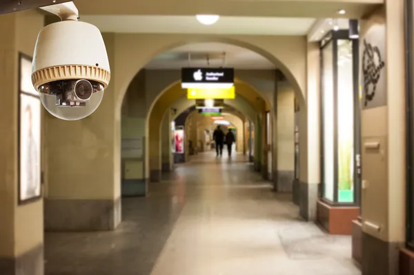 CCTV operando em passarela de lojas em construção — Fotografia de Stock