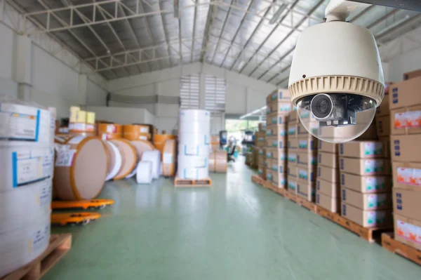 Câmera de CCTV operando dentro do armazém ou fábrica — Fotografia de Stock