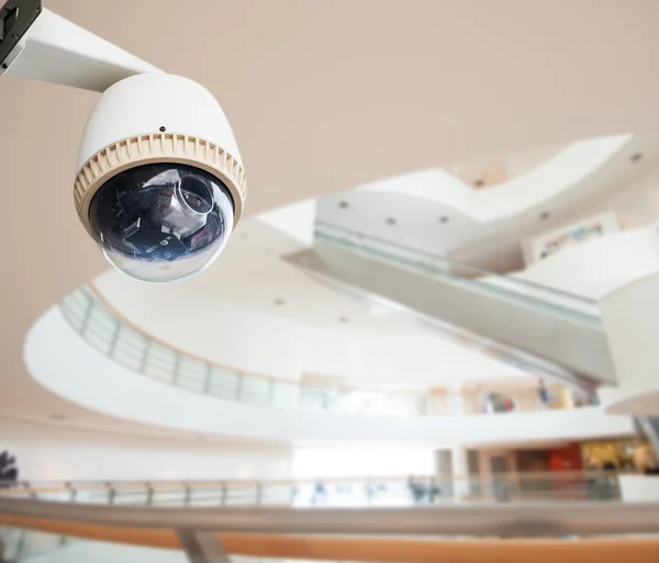 CCTV camera opereren binnen een gebouw — Stockfoto