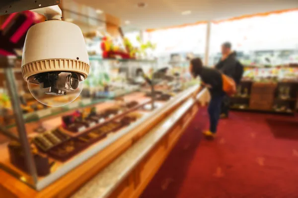 CCTV camera opereren binnen een winkel — Stockfoto