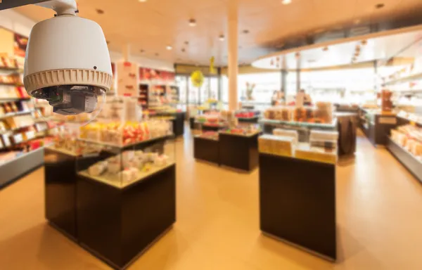 CCTV camera opereren binnen een winkel — Stockfoto