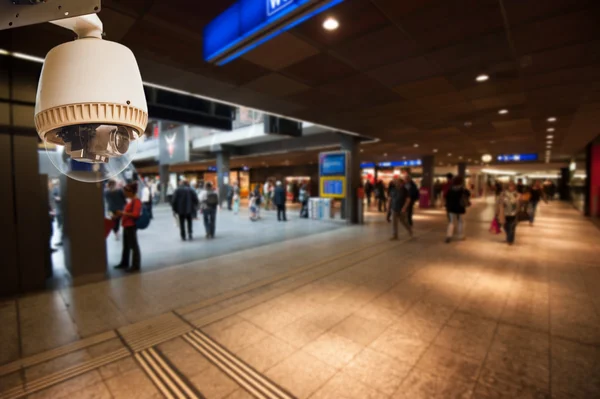 Videocamera a circuito chiuso che opera all'interno di una stazione o di un grande magazzino — Foto Stock