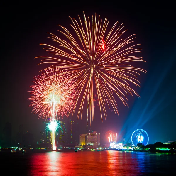 Fogos de artifício coloridos no rio — Fotografia de Stock