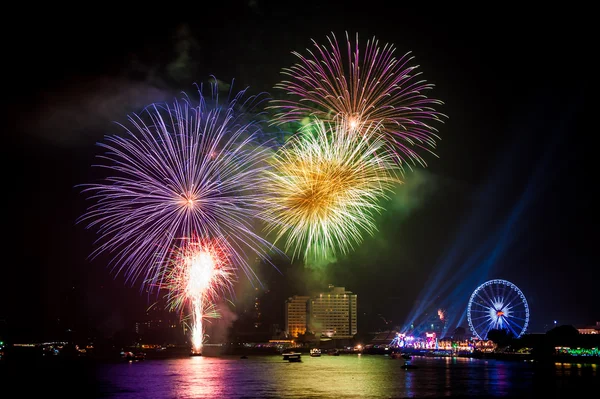 Fogos de artifício coloridos no rio — Fotografia de Stock