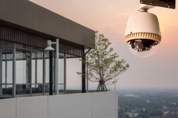 Câmera CCTV operando fora do edifício — Fotografia de Stock