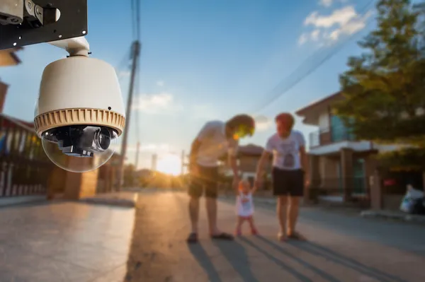 CCTV kamera drift med familj i bakgrunden av byn — Stockfoto