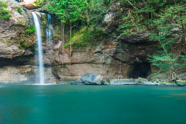 Cachoeira Haew Su thad, Parque Nacional Khao Yai, Tailândia com efeito arco-íris — Fotografia de Stock