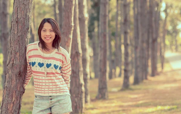 Jovem bonito menina estilo vintage na estrada do país — Fotografia de Stock