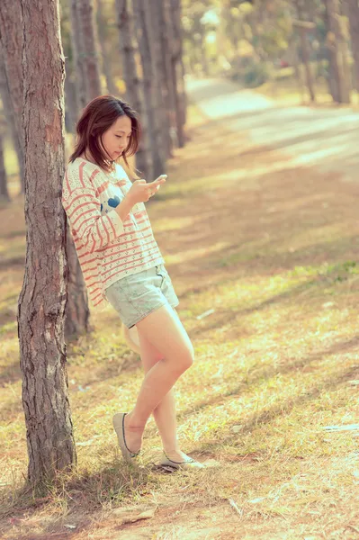 Joven linda chica de estilo vintage en la carretera del país —  Fotos de Stock