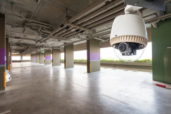 Câmera CCTV operando no prédio do parque de estacionamento — Fotografia de Stock