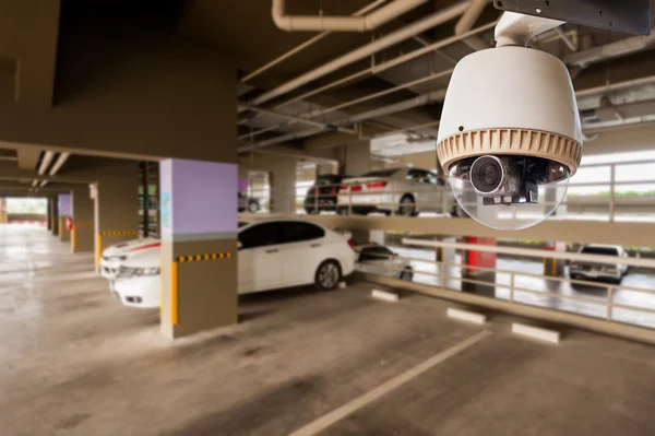CCTV camera parkeerplaats gebouw uit — Stockfoto