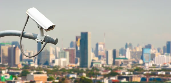 CCTV o sorveglianza che operano con la città in background — Foto Stock