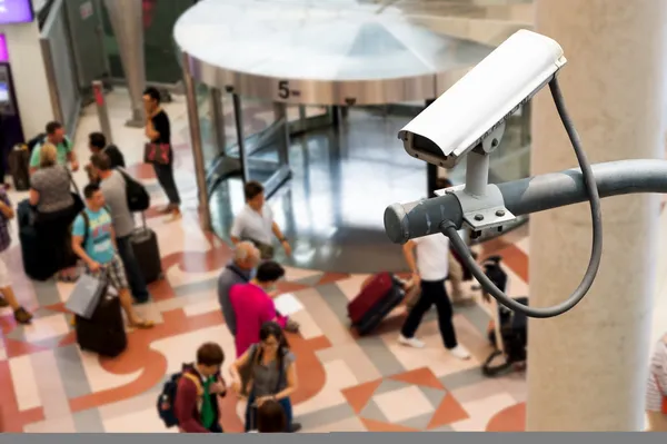 CCTV kamera eller övervakning verksamma framför elektriska dörr — Stockfoto