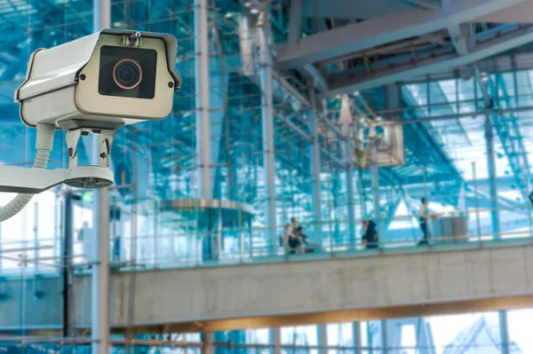 Câmera de CCTV ou vigilância operando com porta elétrica nas costas — Fotografia de Stock