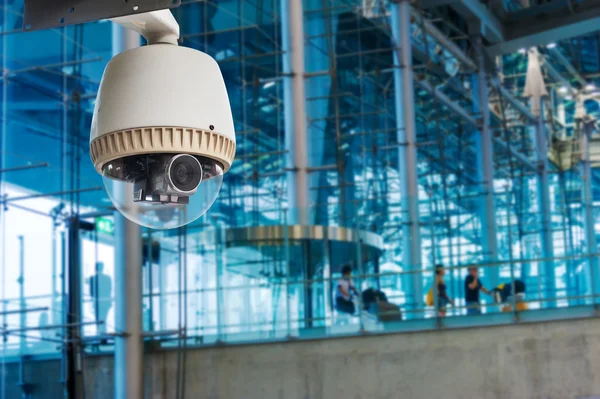 Caméra de vidéosurveillance ou de surveillance fonctionnant dans un port aérien — Photo