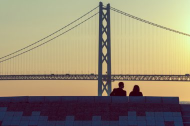 Bridge'de pastel, vintag ile birlikte oturan siluet Çift