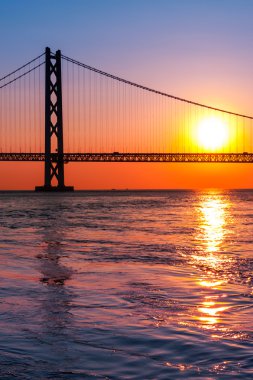 günbatımı Akashi Kaikyo köprüsü üzerinde alacakaranlık gökyüzü Kobe limanında, J ile